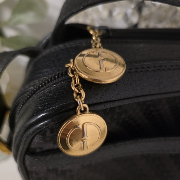 Gucci Black Textured Crossbody Bag with Gold Details - Picture 3 of 12